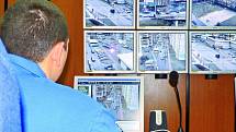 Situaci v Českých Budějovicích nepřetržitě ukazuje městským policistům  12 monitorů, které přebírají signál z 23 kamer. Ty sledují například i důležité křižovatky.