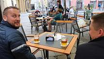 Páteční úvodní zápas mistrovství, v němž se střetli Češi a Rusové, hosté budějovických restaurací sledovali na zahrádkách prostřednictvím mobilních telefonů.