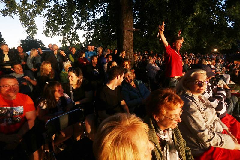 Múzy na vodě v Českých Budějovicích na slepém rameni Malše pokračovaly sobotním koncertem moravské kapely The People