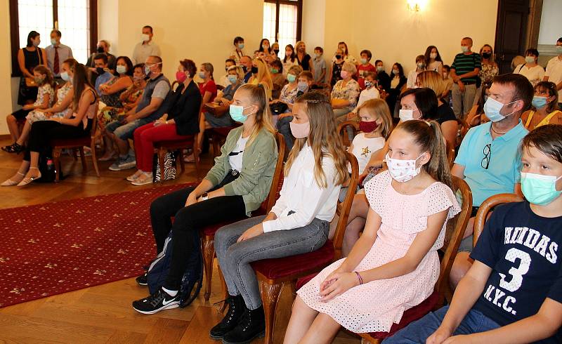 Náměstek primátora Viktor Vojtko ocenil žáky za různé vědomostní, umělecké a sportovní soutěže. Foto: Magistrát města České Budějovice