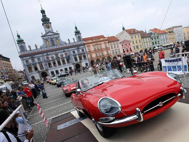 Setkání členů Jaguar Enthusiast´s Clubu na náměstí Přemysla Otakara II. v Českých Budějovicích. 