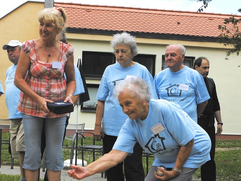 Nové hřiště na oblíbenou francouzskou hru petanque dostali sponzorským darem klienti domu s pečovatelskou službou Staroměstská v Českých Budějovicích.