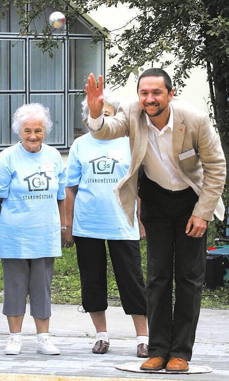 Nové hřiště na oblíbenou francouzskou hru petanque dostali sponzorským darem klienti domu s pečovatelskou službou Staroměstská v Českých Budějovicích.