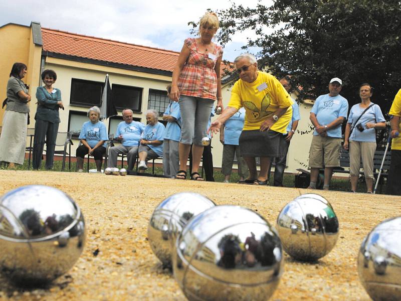 Nové hřiště na oblíbenou francouzskou hru petanque dostali sponzorským darem klienti domu s pečovatelskou službou Staroměstská v Českých Budějovicích.