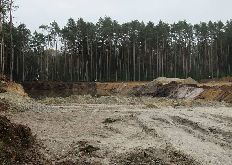 Projekt pískovny, který se nesetkal s přízní místních obyvatel, posléze dostal zelenou. Místní se obávali hluku, prachu i negativních dopadů na krajinu a život v sousedním Dráchově.