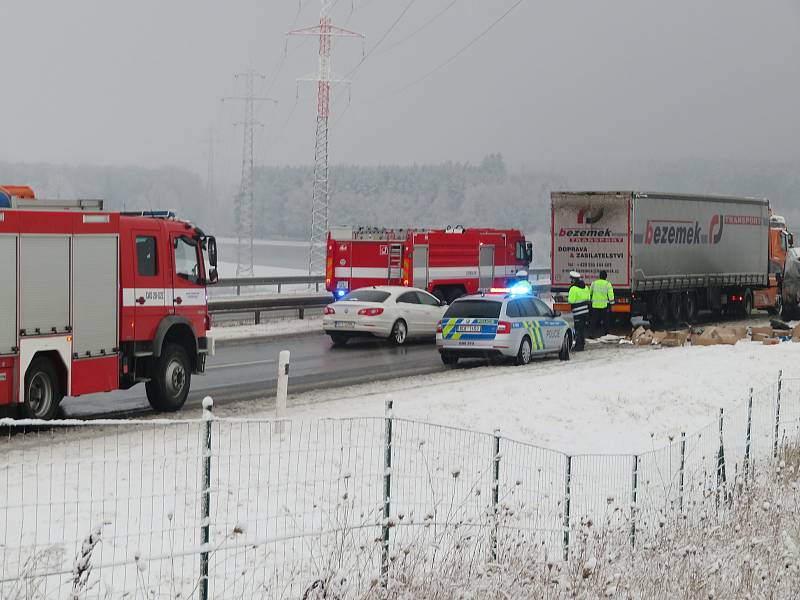 Nehoda na dálnici D3 u Košic na mostě přes rybník Koberný a kamiony uvízlé pod kopcem do Košic ve čtvrtek 9. prosince dopoledne.