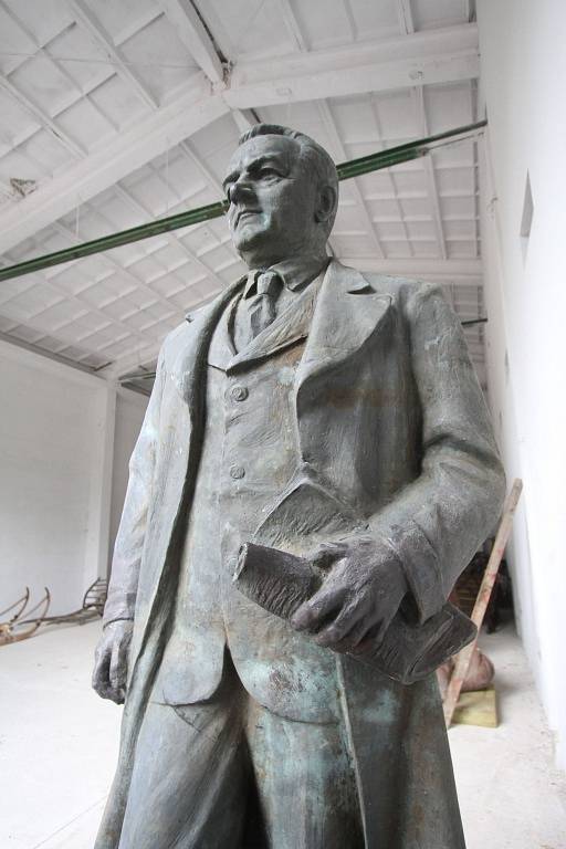 Třímetrovou sochu Klementa Gottwalda přivezl náklaďák do depozitáře Alšovy jihočeské galerie na letišti Planá.