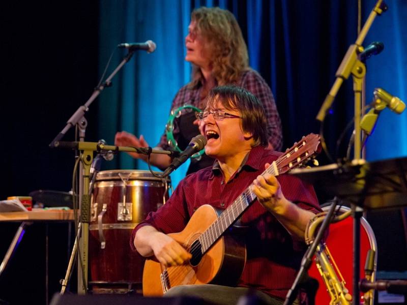 Skupina Spolektiv měla 22. listopadu 2014 velký comebackový koncert v českobudějovickém DK Metropol. Na snímku Jarda Hnízdil a Renata Ševcová.