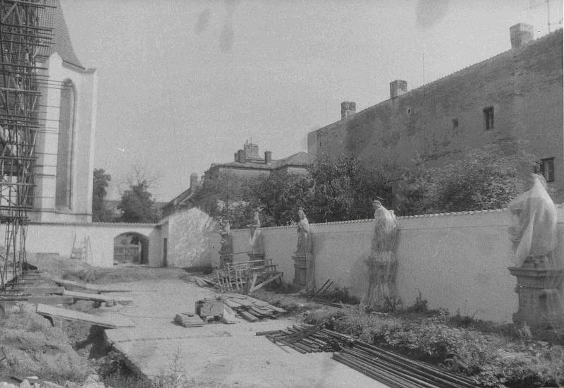 Výstavba klášterní zahrady. Foto ze sbírky fotografií a pohlednic Jiřího Dvořáka poskytl Státní okresní archiv České Budějovice