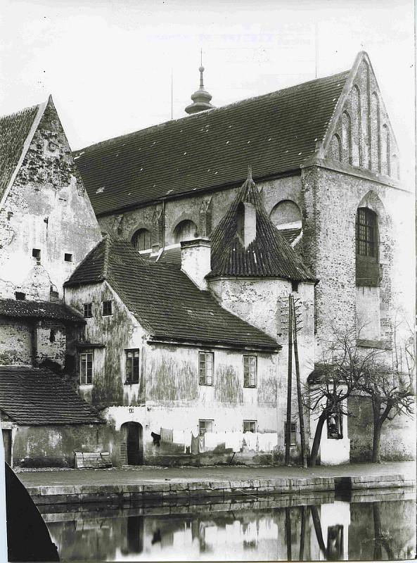 Klášter od řeky, 1930. Foto ze sbírky fotografií a pohlednic Jiřího Dvořáka poskytl Státní okresní archiv České Budějovice