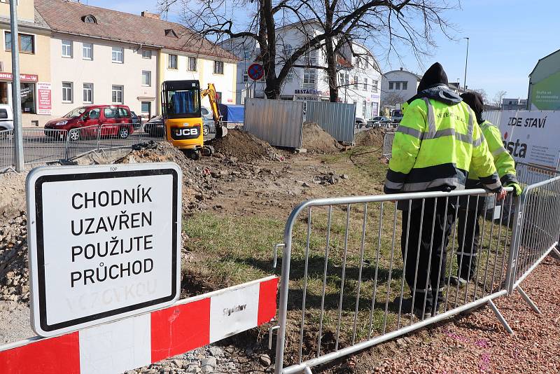 Výstavba Lidlu na Rudolfovské plným tempem pokračují zemní práce tak aby se stihlo otevření obchodního domu v září letošního roku