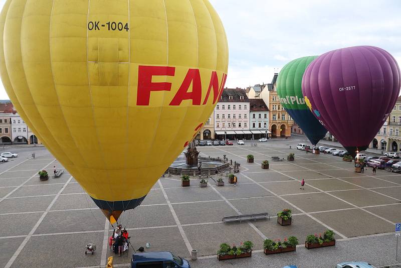 Čtyři horkovzdušné balony vzlétly ve čtvrtek v ranních hodinách z českobudějovického náměstí Přemysla Otakara II.