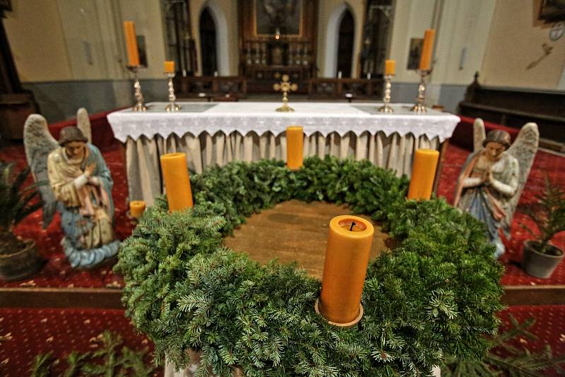 Na Hluboké žijí samí andělé. Alespoň tak to vypadalo v sobotu v podvečer. V průvodu do kostela vyrazily tři stovky andílků s lucerničkami v doprovodu svých rodičů.