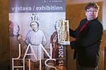 Husitské muzeum v Táboře připomíná mimořádnou výstavou fenomén kazatele Jana Husa, od jehož upálení uplynulo 600 let. Na snímku ředitel muzea Jakub Smrčka ukazuje kachel s vyobrazením Jana Husa.