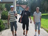 Volejbalisté Jihostroje se poprvé sešli na tréninku. Na snímku přicházejí (zleva) Fila, Čajan a Michálek.