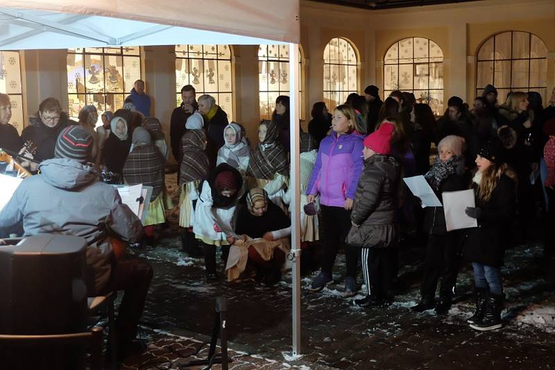 Česko zpívá koledy ve Schwarzenberském špitále v Lišově.