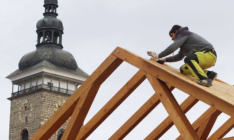 Likvidace vánočního stromu a kluziště v Českých Budějovicích.