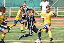 Mládeži Dynama i dalším mladým sportovcům mají sloužit nová hřiště v areálu na Složišti. Na snímku v černobílých dresech mladí hráči Dynama na turnaji U13 vloni v Sušici: Dynamo - Písek 6:4.