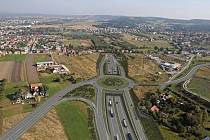 V lokalitě Pohůrka u Českých Budějovic se má dálnice D3 (na vizualizaci) schovat pod zem v tunelu. Ten vyústí až za Dobrovodskou silnicí, vedoucí mezi Budějovicemi a Dobrou Vodou. Komunikace tam má vést i pod Dobrovodským potokem.