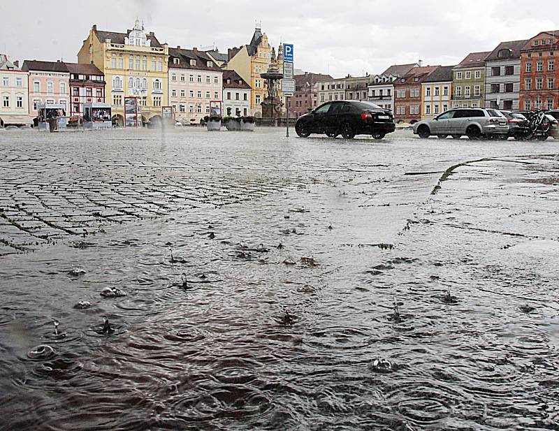 Nedělní deštová přeháňka v Českých Budějovicích,snímky jsou z náměsí Přemysla Otakara II