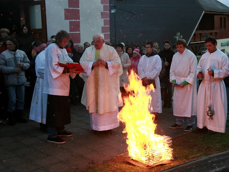 K večerní Velikonoční vigilii se o Bílé sobotě se sešli věřící u kostela Nejsvětější trojice v Bohumilích na Šumavě pod vedením Pátera Jana Janouška.