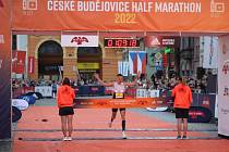 Vít Pavlišta probíhá vítězně cílem českobudějovického půlmaratonu.