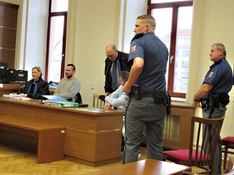 U Krajského soudu v Českých Budějovicích se chýlí ke konci obnovený proces s drogovými dealery Rudolfem Chalašem a Dominikem Luderou z Vimperka na Prachaticku.