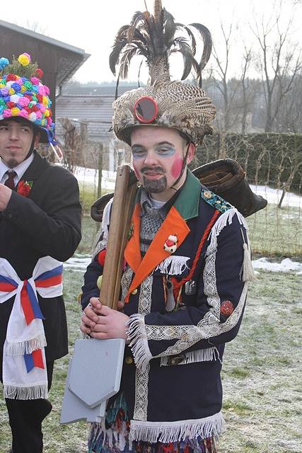 Unikátní šavlová koleda, jediná svého druhu, se dochovala na Novohradsku. Koledníci při ní musí zvládnout i efektní a technicky náročný tanec se šavlemi. Snímky z osady Vyšné.