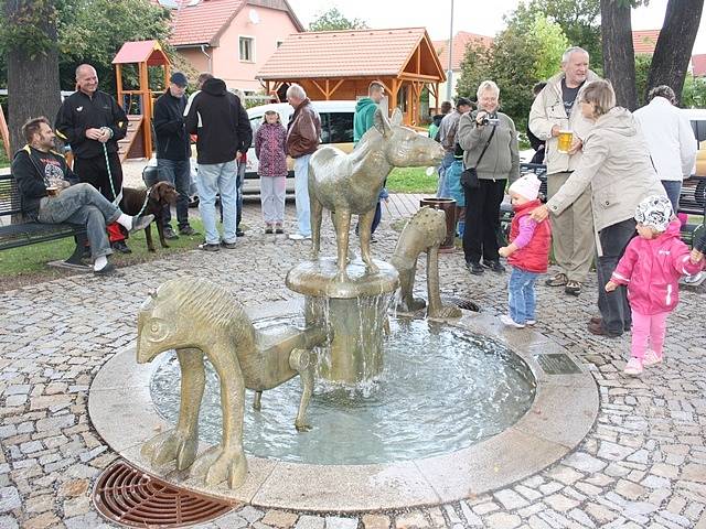 Nová kašna v Úsilném bude pokřtěna 28. září. Místní ji ale otestovali již týden předem.