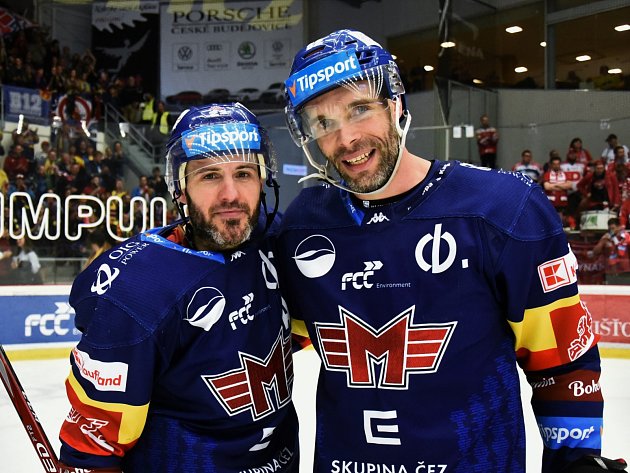 Supporters of motor hockey players Michal Vondrka (right) and Lukáš Pech.