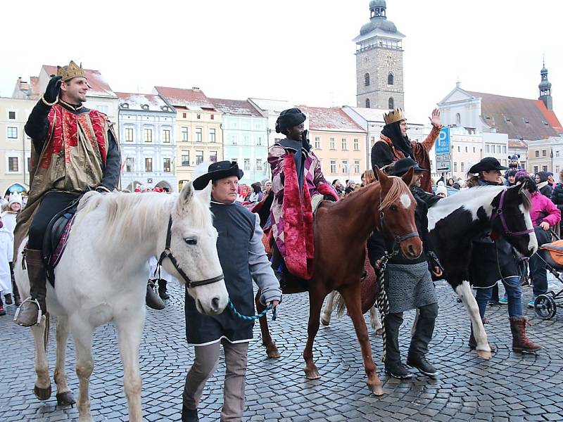 Tři králové na koních v doprovodu skupin koledníků přijeli na českobudějovické náměstí. Symbolicky tak odstartovali letošní ročník Tříkrálové sbírky.