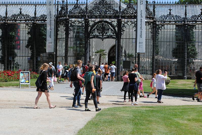 Zámek Hluboká obklopují okrasné zahrady a anglický park, v bývalé zámecké jízdárně je Alšova Jihočeská galerie.