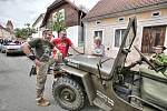 Provmájové úterý si užili Boršovší kocháním. Užívali si nejprve pohled na nablýskané veterány a pak pohledem po kraji při společné projížďce.