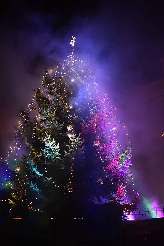 Lidé se sešli u rozsvícení vánočního stromečku a prožili tak v Borovanech příjemnou atmosféru adventního času.
