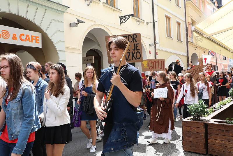 Budějovický majáles vyvrcholil v pátek průvodem.