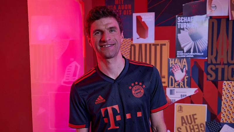Nový trikot Bayernu se symboly karet.