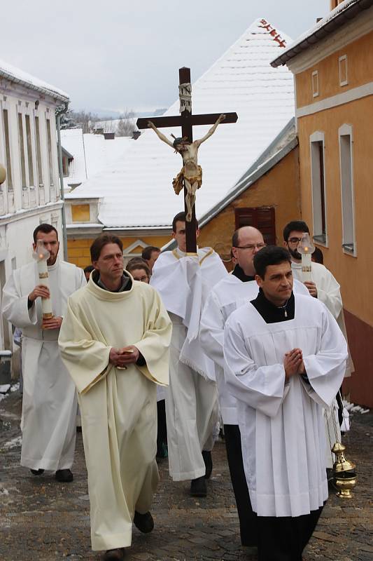 Pohřeb faráře Marcina Żelazného v Trhových Svinech.