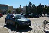 Parkoviště na Senovážném náměstí v Českých Budějovicích dostalo v roce 2020 informační cedule, kamery a závory. Řidiči se už u vjezdu dozvědí, jestli jsou ještě volná místa.