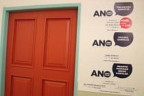 Za těmito dveřmi v krajském sídle ANO se jedna o dalším osudu krajské koalice.