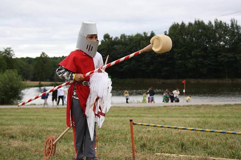 Vyzkoušet své rytířské dovednosti a poznat, jak se bojovalo ve středověku mohly v sobotu děti u Nového rybníka u Borovan. Uskutečnila se zde Bitva o Slamburk.