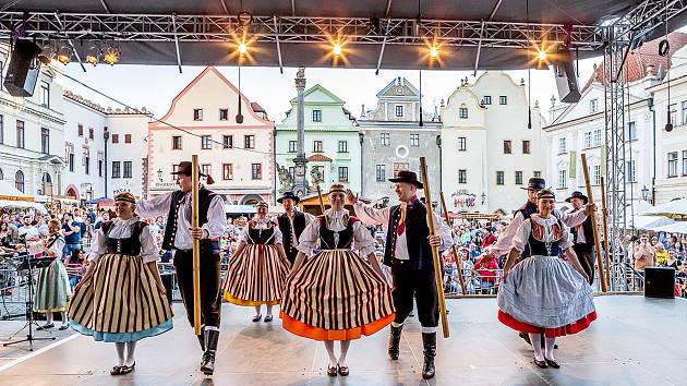 Svatováclavské slavnosti a Mezinárodní folklórní festival roztančily historické jádro českého Krumlova.