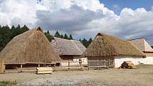 Takhle roste archeoskanzen Trocnov. Podívat se byla Marie Kadlecová.