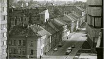 Pražské předměstí, křižovatka ulic Kostelní a Pekárenská, část budovy po pravé straně je telekomunikační budova, 1985. Foto ze sbírky fotografií a pohlednic Jiřího Dvořáka poskytl Státní okresní archiv České Budějovice.