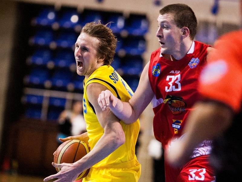 TAHOUN. Jan Tomanec (v červeném) se na jihu Čech stal se nejlepším střelcem NBL. Na snímku je ještě v dresu Jindřichova Hradce v utkání s Opavou. Lions nastoupí proti Opavě dnes doma, ale Jan Tomanec už nepomůže.  S jeho Prostějovem hraje v Děčíně