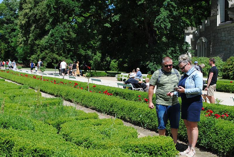 Zámek Hluboká obklopují okrasné zahrady a anglický park, v bývalé zámecké jízdárně je Alšova Jihočeská galerie.