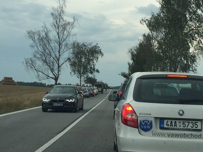 Nehoda tří vozidel zkomplikovala ve čtvrtek odpoledne provoz na hlavním tahu z Českých Budějovic