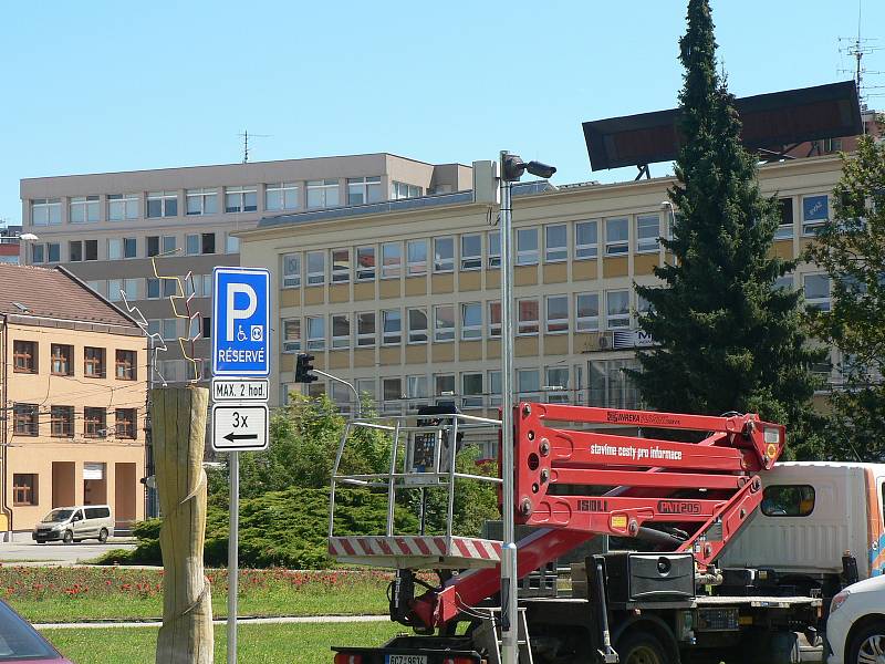 Parkoviště na Senovážném náměstí v Českých Budějovicích dostane od února novou značku se zákazem vjezdu přívěsných vozíků.