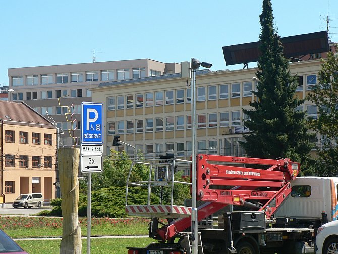 Parkoviště na Senovážném náměstí v Budějovicích dostane od února novou značku se zákazem vjezdu přívěsných vozíků.