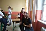 I studenti z Gymnázia Česká 64 dneska zasedli do lavic, aby napsali své maturitní testy.