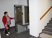 Senioři mohou ve vstupní hale využít malý bezbariérový výtah.